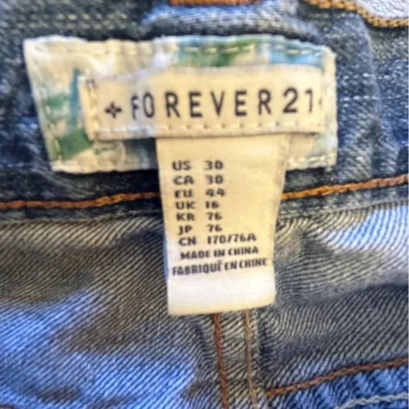 Forever 21 distressed blue jean shorts Size 30 - Picture 3 of 7